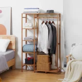 Suporte para cabides de bambu com 6 prateleiras e vara suspensa.
