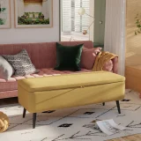 Banco de quarto com baú, estofado em amarelo e pés altos.